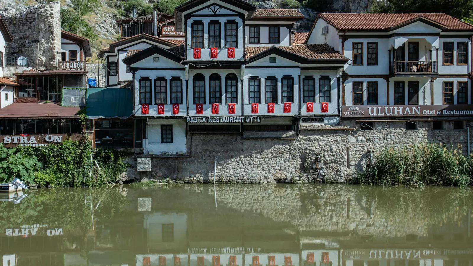 Çatı yapımı ve onarımı — kiremit, su yalıtımı, oluk